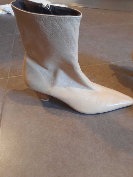 Botas em pele novas