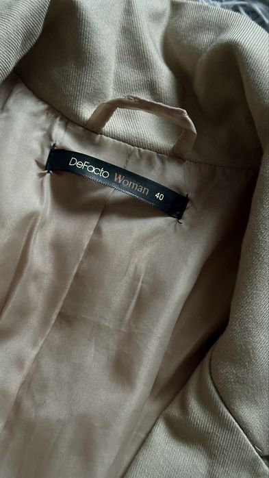 Бежевий прямий жакет