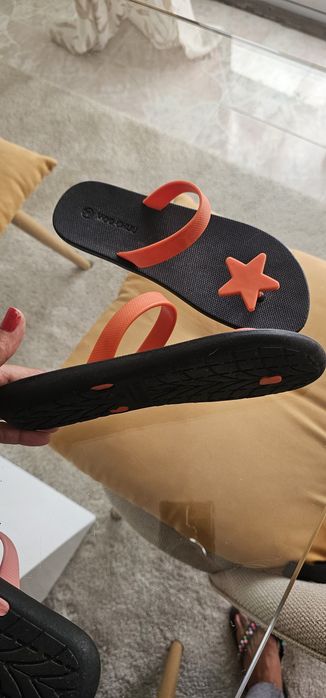 Chinelos / Sandálias Moo Chuu (Tamanho 36) – Preto/laranja com Estrela e Coração