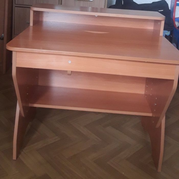 Шкільна парта регульована