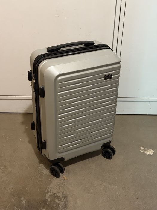 Srebrna walizka kabinowa carry-on 55 × 40 × 20 cm