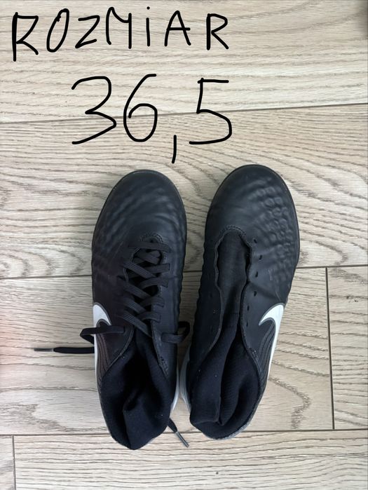 Buty piłkarskie korki lanki i halówki stan bdb
