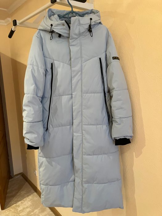 Пуховик зимовий колір блакитного льоду