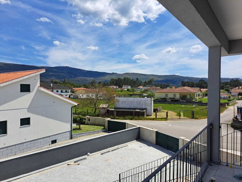 Apartamentos T3 novos com garagem individual em moradia de 2 pisos