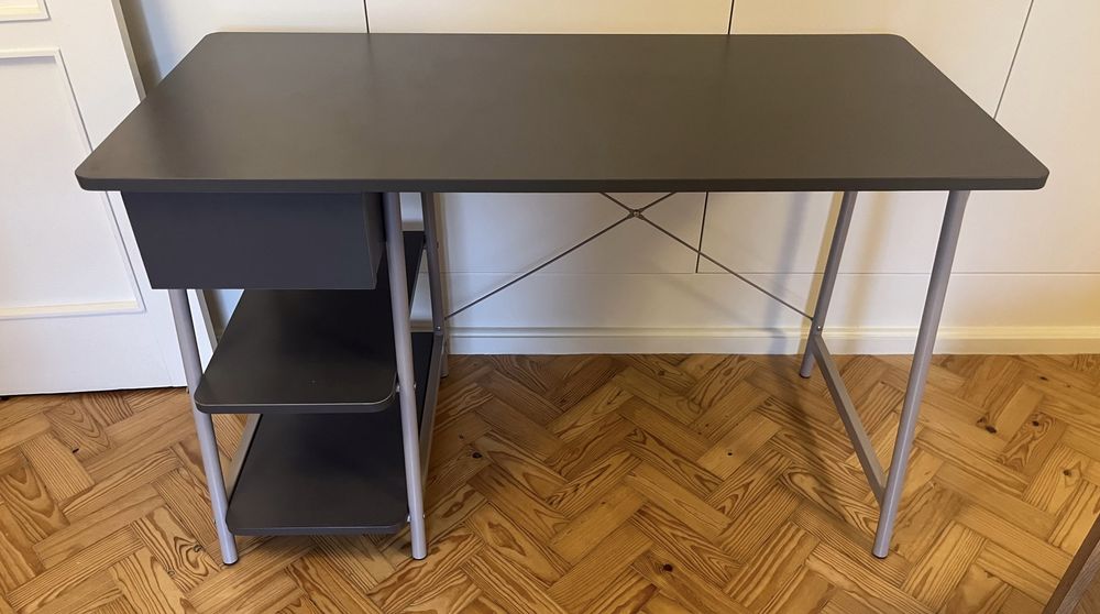 Secretária com gaveta e  arrumação