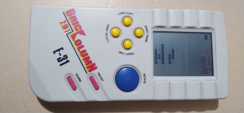 Consola Brick antiga