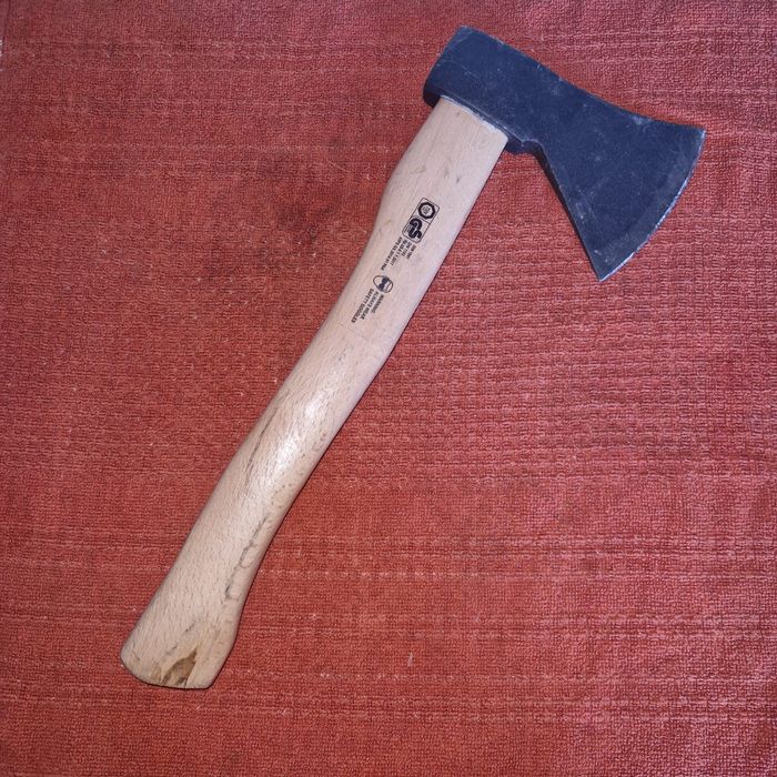 Machado em pé de madeira