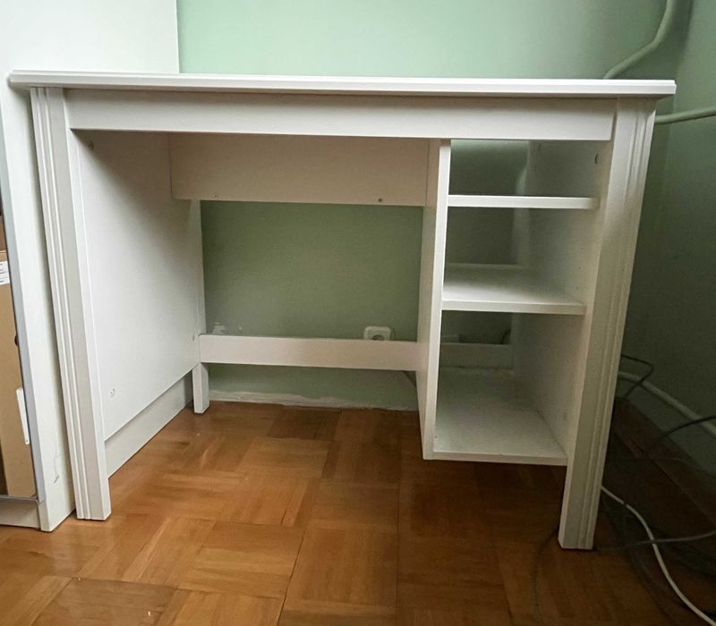 Białe biurko z półkami