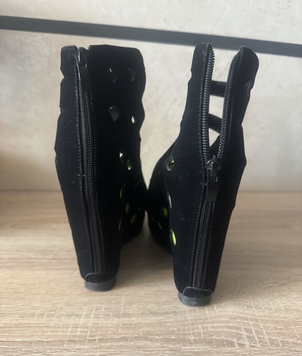 Жіноче літне взуття