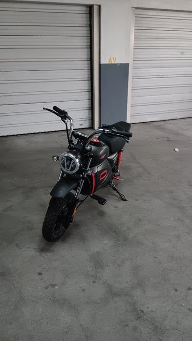 Moto elétrica com 2000 wats e chega a 55 km/h