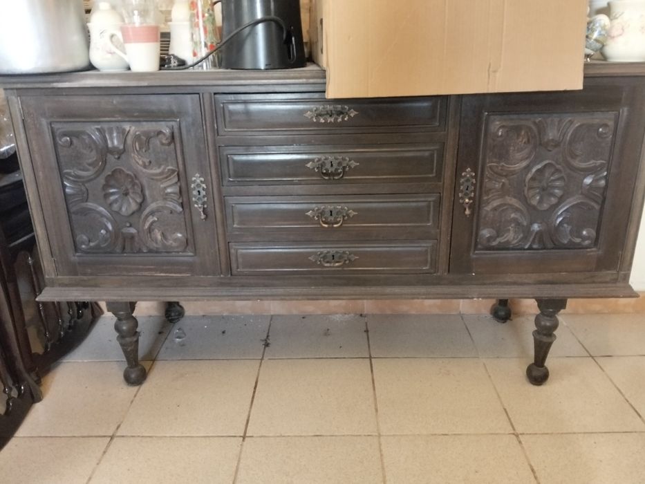 Mesa com 8 cadeiras em pele