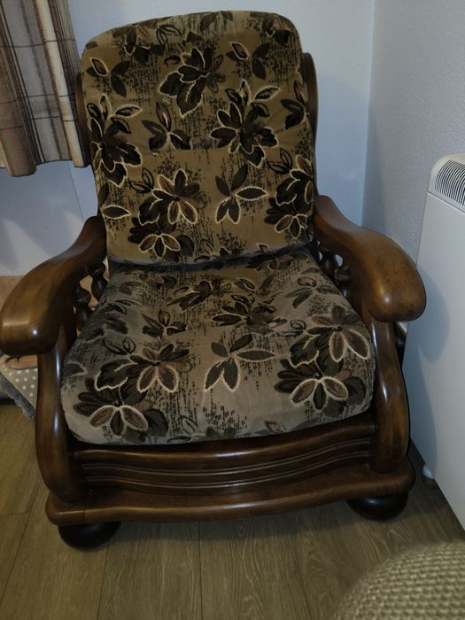 Cadeirão Antigo em Madeira Trabalhada – Peça Única com Mais de 100 Ano