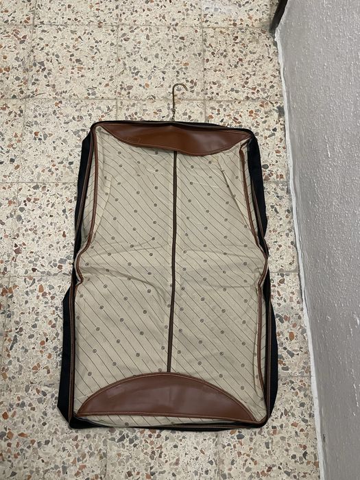 Porta-fatos com cabide e alça