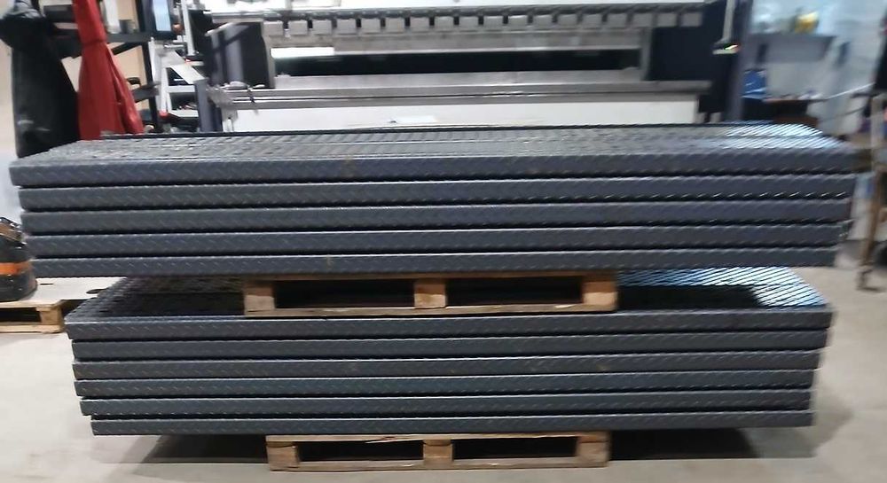 Blacha stalowa z otworami 4mm - panel do produkcji auto-lawet.