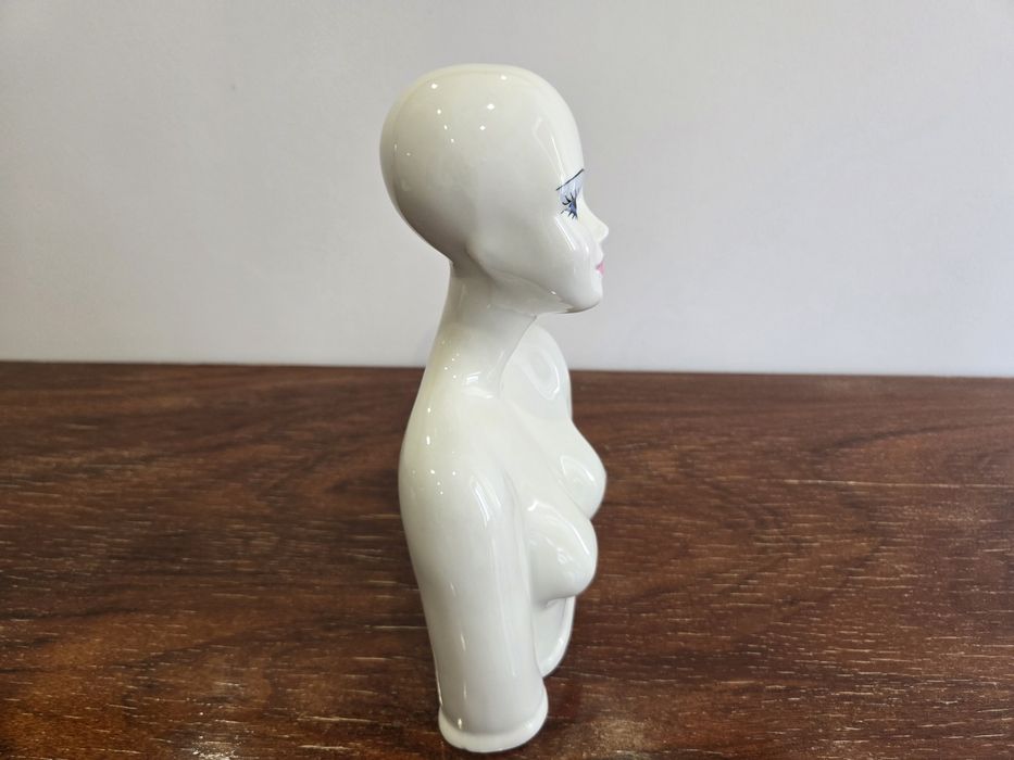 Busto feminino em cerâmica