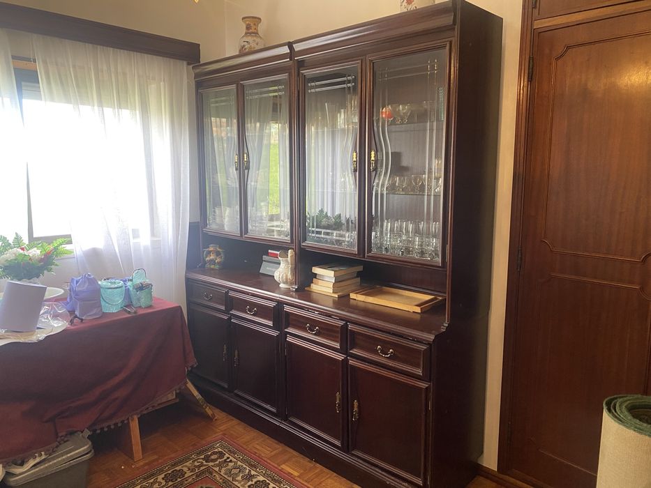 Cristaleira com muita arrumação