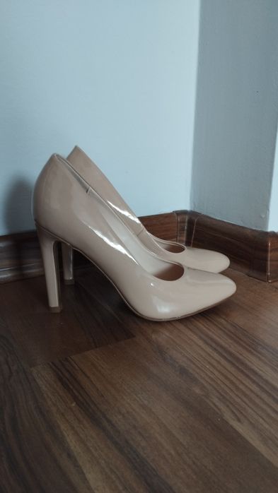 Beżowe lakierowane szpilki