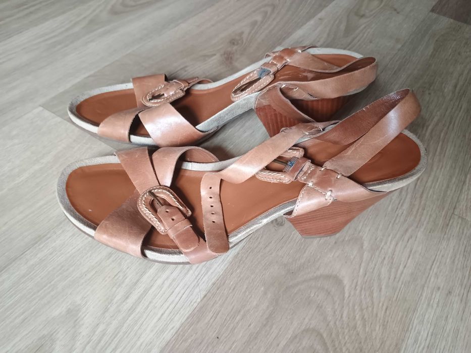 Коричневі босоніжки Clarks розмір 7 і 1/2 на 42 натуральна шкіра