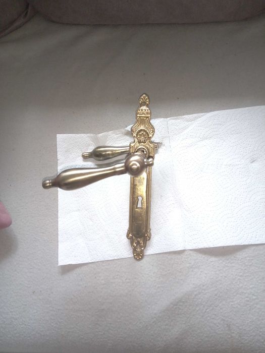 Mosiężne szyldy z klamkami secesja