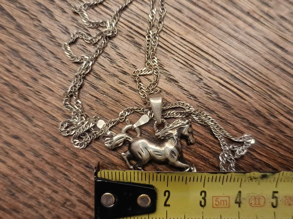 Sprzedam srebrny wisiorek w kształcie mustanga na łańcuszku pr.925