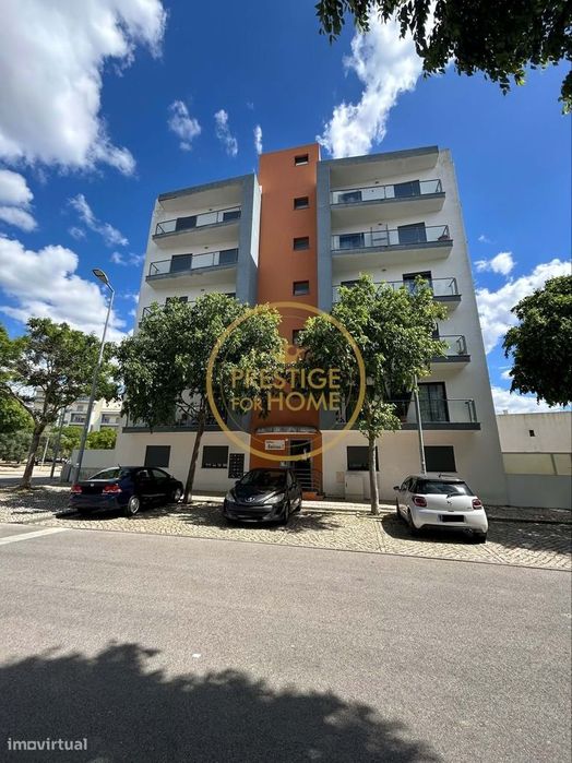 Arrendamento anual de apartamento semi-mobilado T3 com 2 garagens, pis