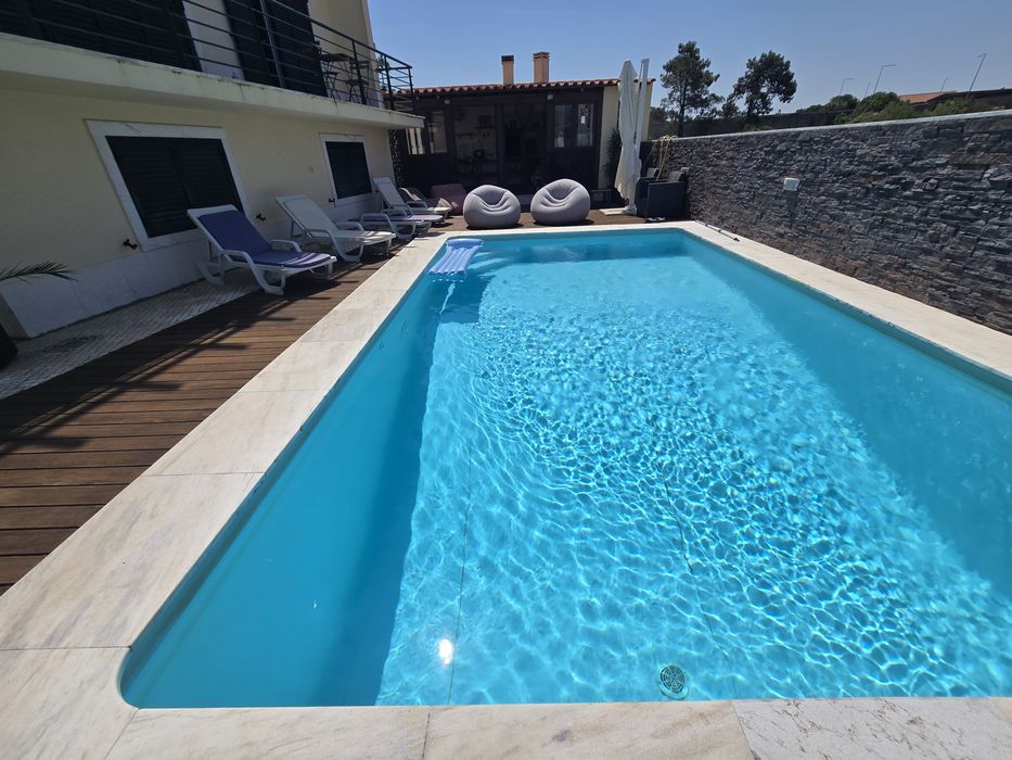 Espaço com Piscina e churrasqueira