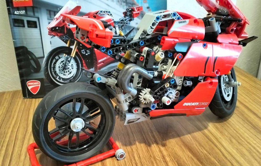 LEGO Technic 42107 Ducati Panigale V4 R