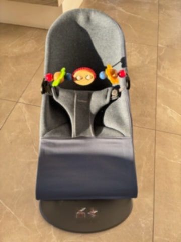 Babybjorn z zabawką