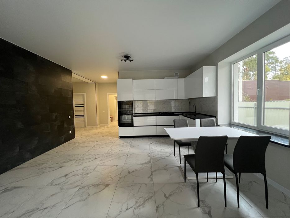 Одноповерховий будинок в Лісовий Бучі з ремонтом та озером