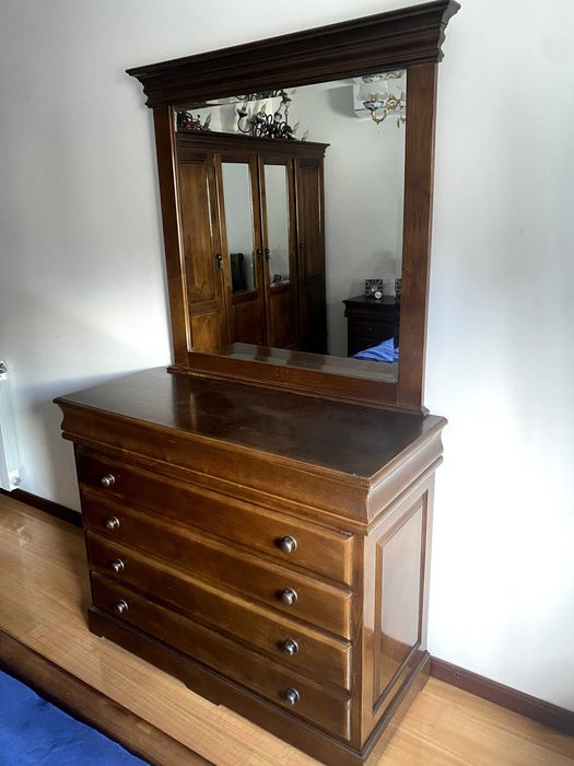 Conjunto Mobiliário Clássico em Madeira de Qualidade para Quarto