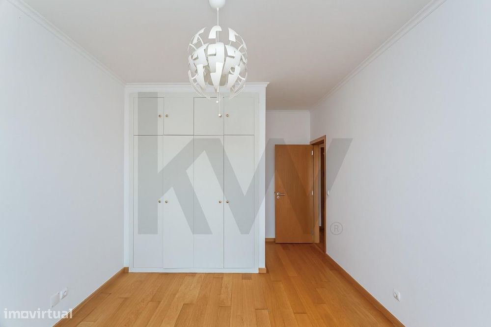Moradia T4+2 com Jardim e Piscina para Arrendamento, junto ao Oeiras G