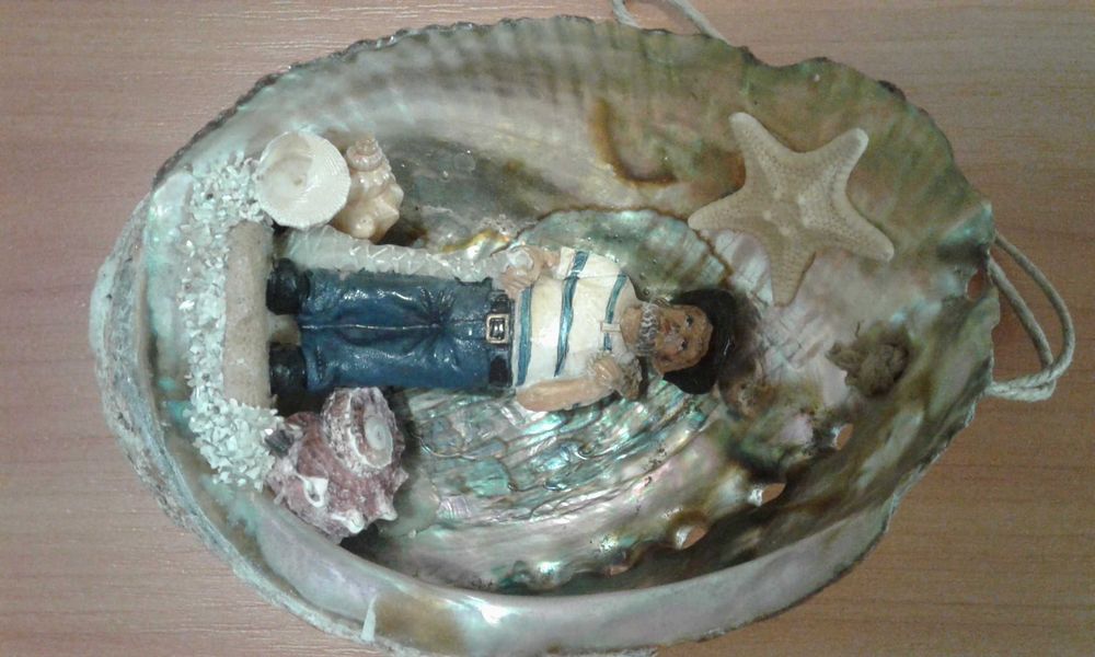 Сувенир-аппликация из морской ракушки