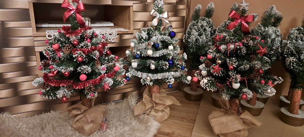 Choinka na pniu 70 cm z DEKORACJĄ i ozdobami - ubrana [producent]