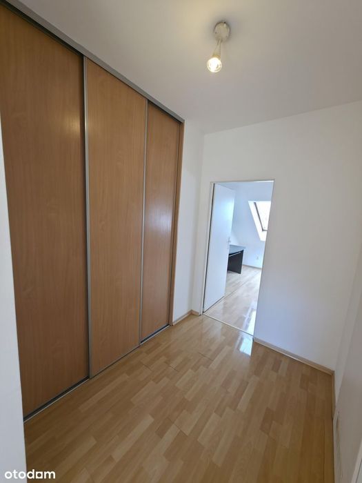 5 lub 6 pokoi, 2 łazienki z WC, 2 poziomy, balkon, schowek, garaż