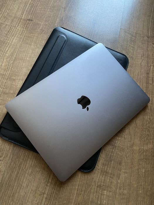 MacBook Air 2020 M1 (A2337) - uszkodzona matryca