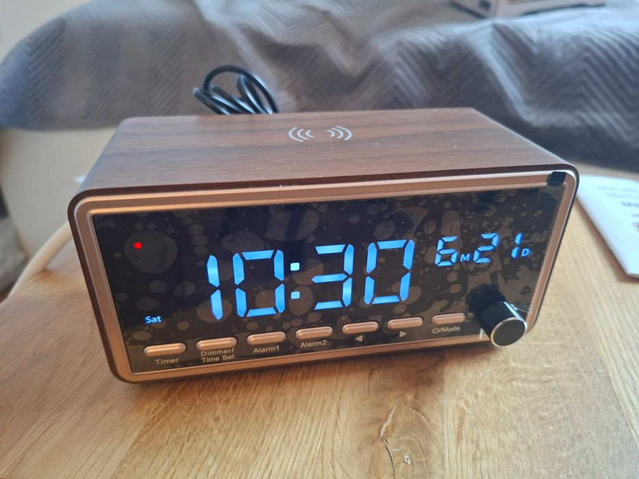 Budzik cyfrowy Retro Vinted radio FM bluetooth ładowarka indukcyjna LED