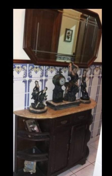 Várias mobílias e peças decorativas