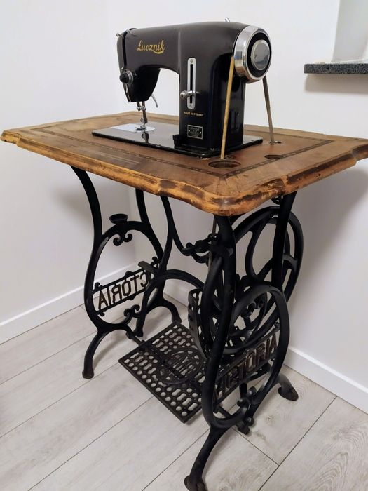 Stolik żeliwny stary z maszyną do szycia