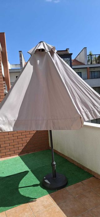 Vende-se um  Guada-sol de Jardim/Terraço com base de apoio
