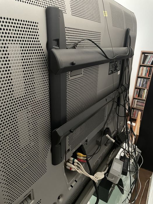 Panasonic Viera com rodinhas e prateleiras
