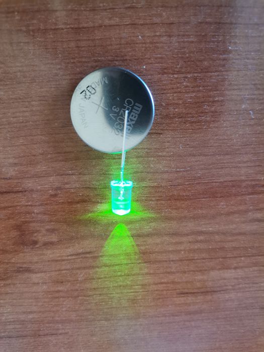2€= 100 Led´s 5 mm e pilhas cr425 (eletrónica e pesca)