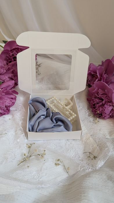 Giftbox - duże niebieskie scrunchie i perłowa spinka