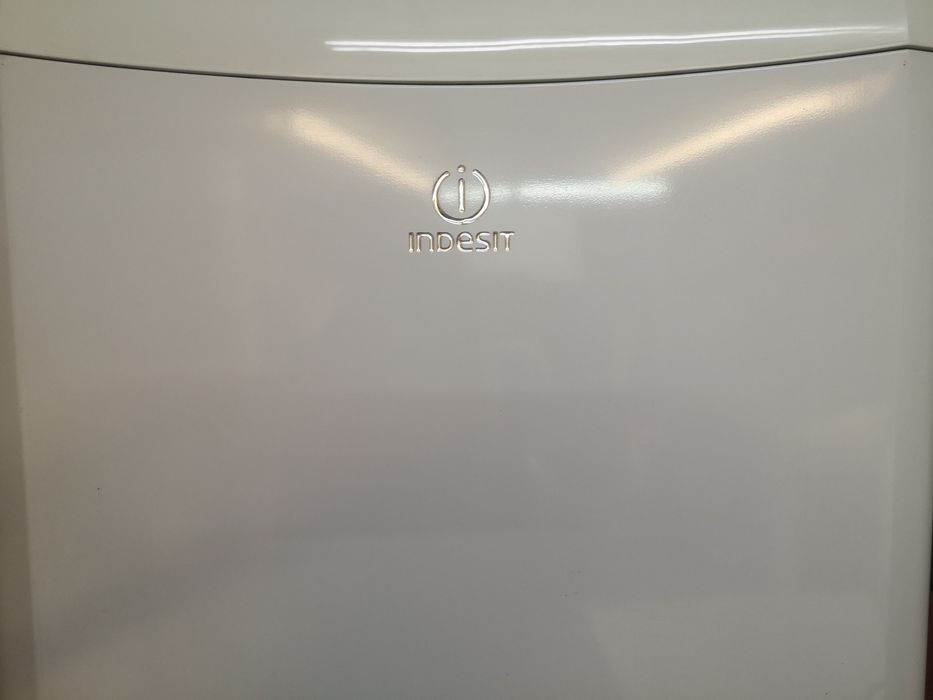 Холодильник Indesit в доброму стані без іржі суха заморзка