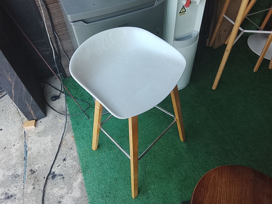 1mesa alta e 2 cadeiras