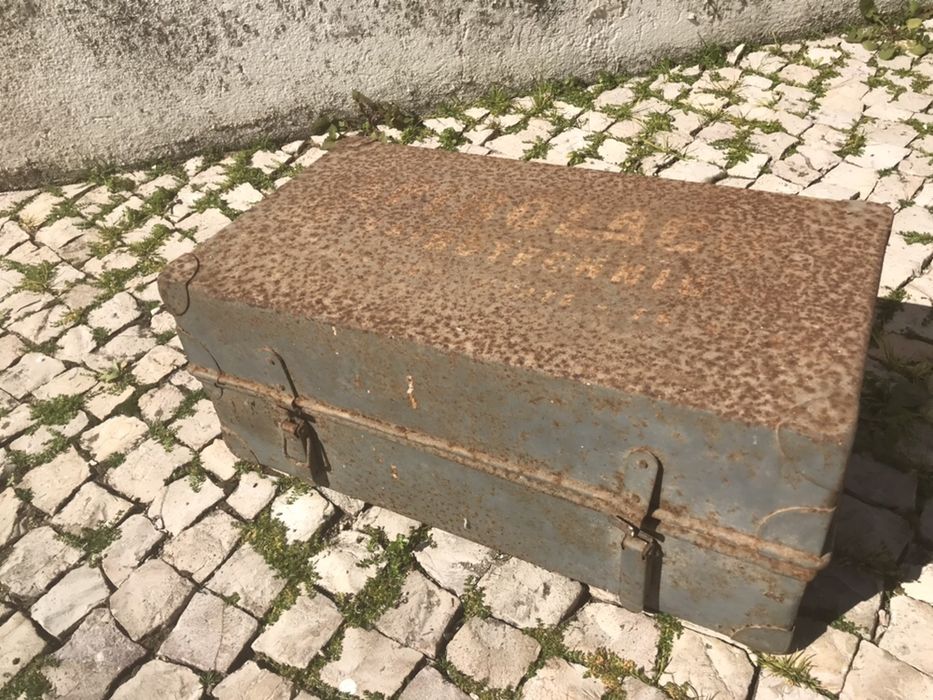 Caixa antiga em ferro