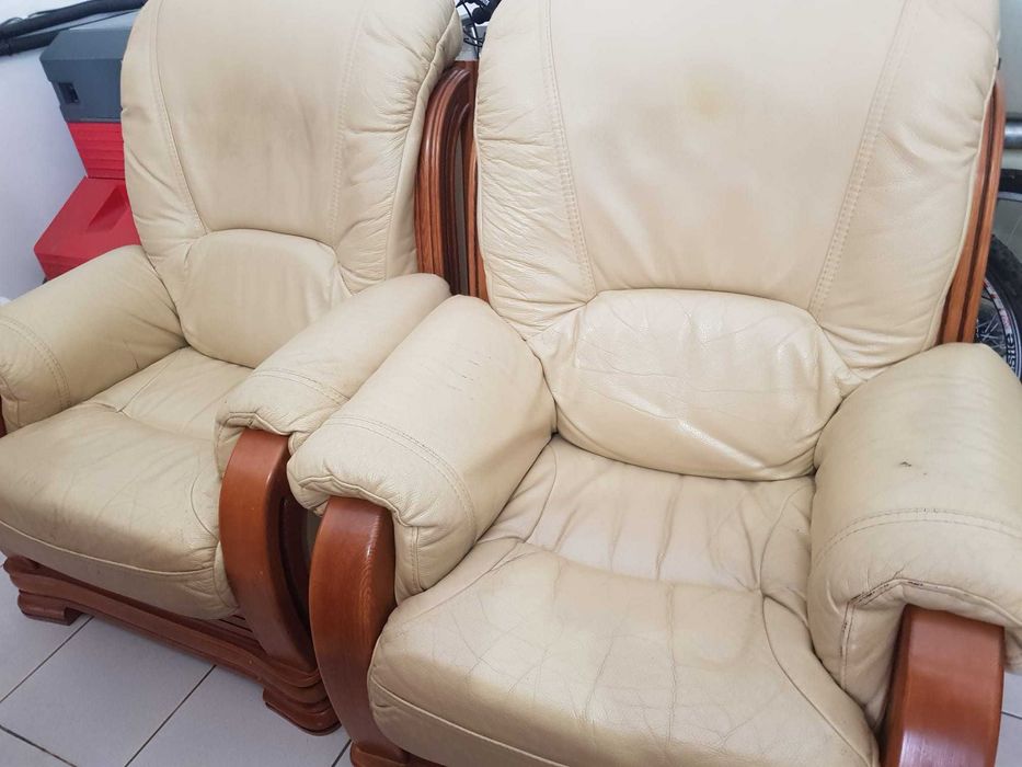 Poltronas e sofá em pele verdadeira