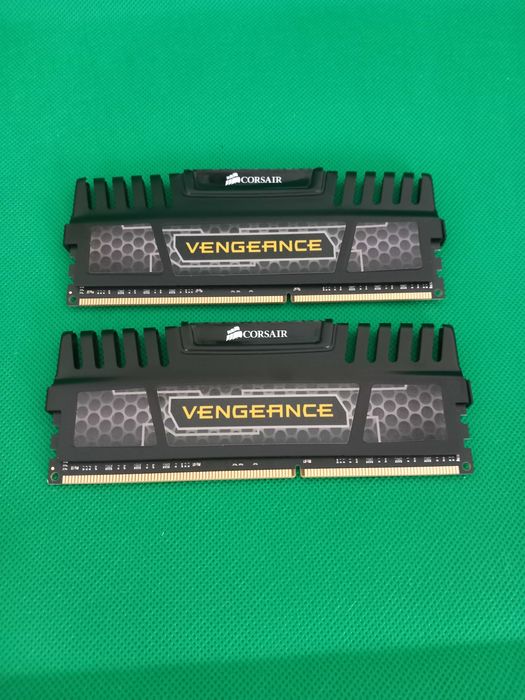 Memória RAM Corsair Vengeance 16GB (2x8GB) DDR3 2400MHz