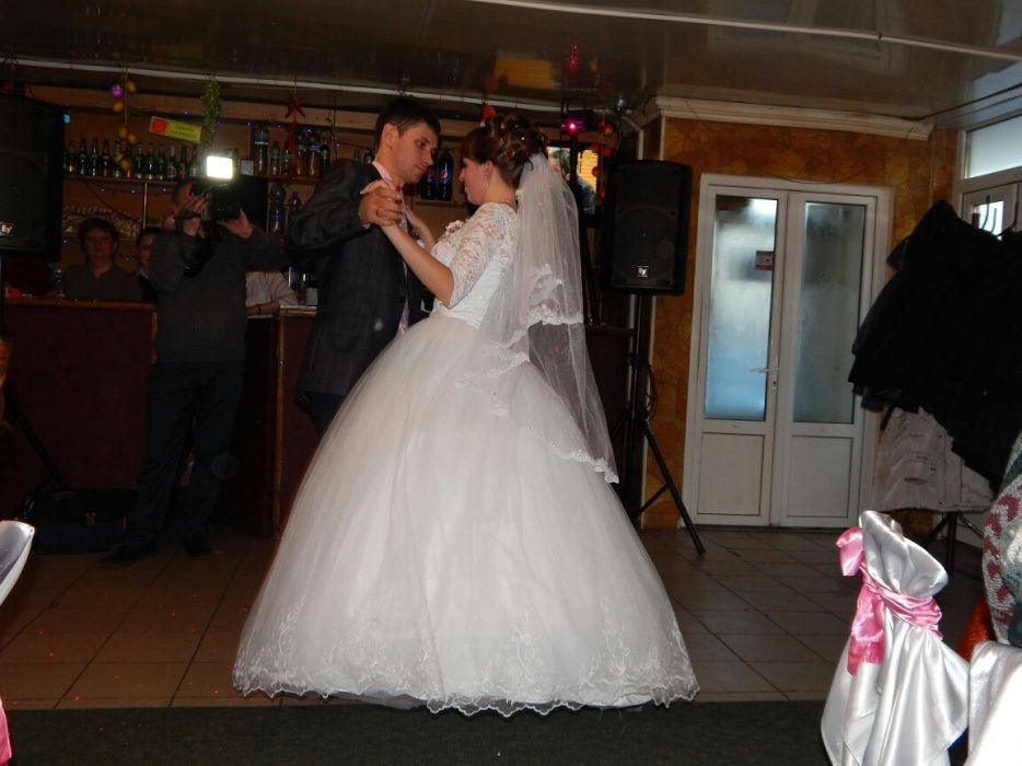 Продам весільну сукню