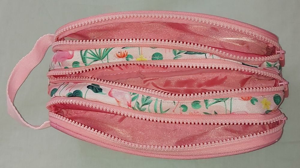 Estojos, lápis de cor...