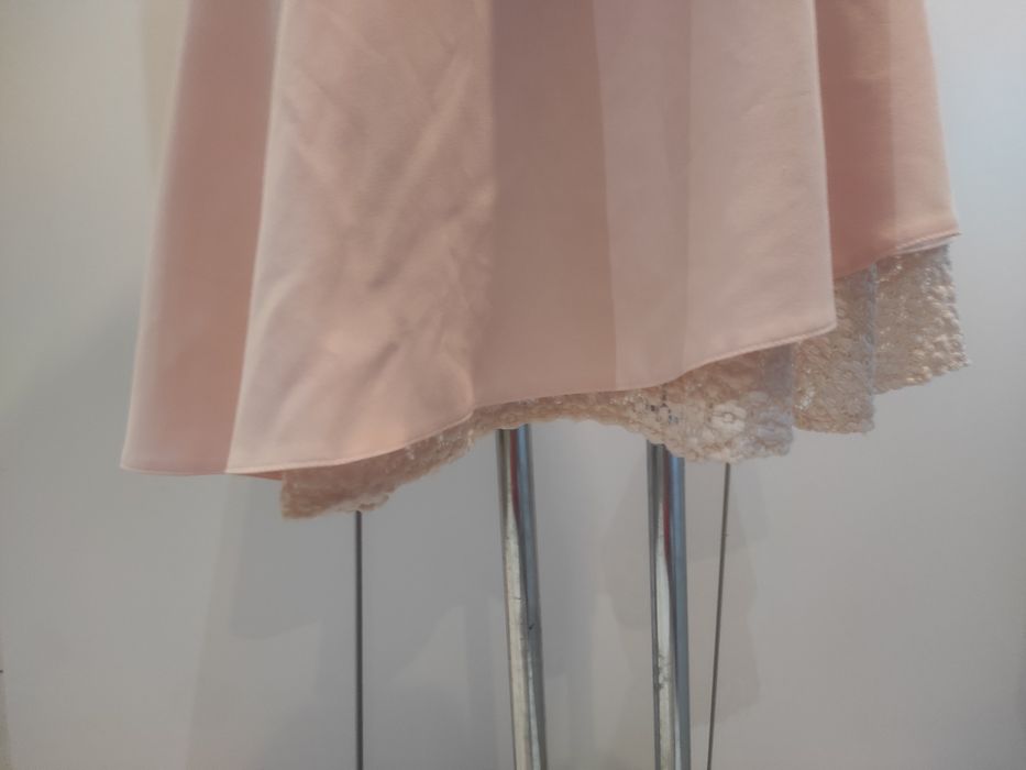 Elegancka sukienka z koronką